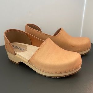 Sangrens Women’s Clogs sz 39 Natural Leather Low Heel NWOT
